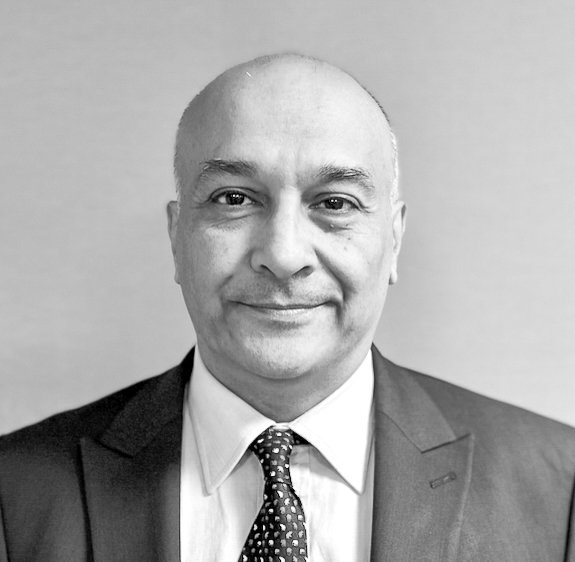 primer plano, en blanco y negro, de un hombre sonriendo