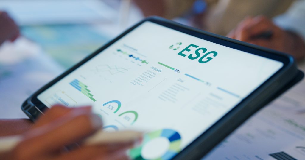 persona revisa una tablet con gráficas