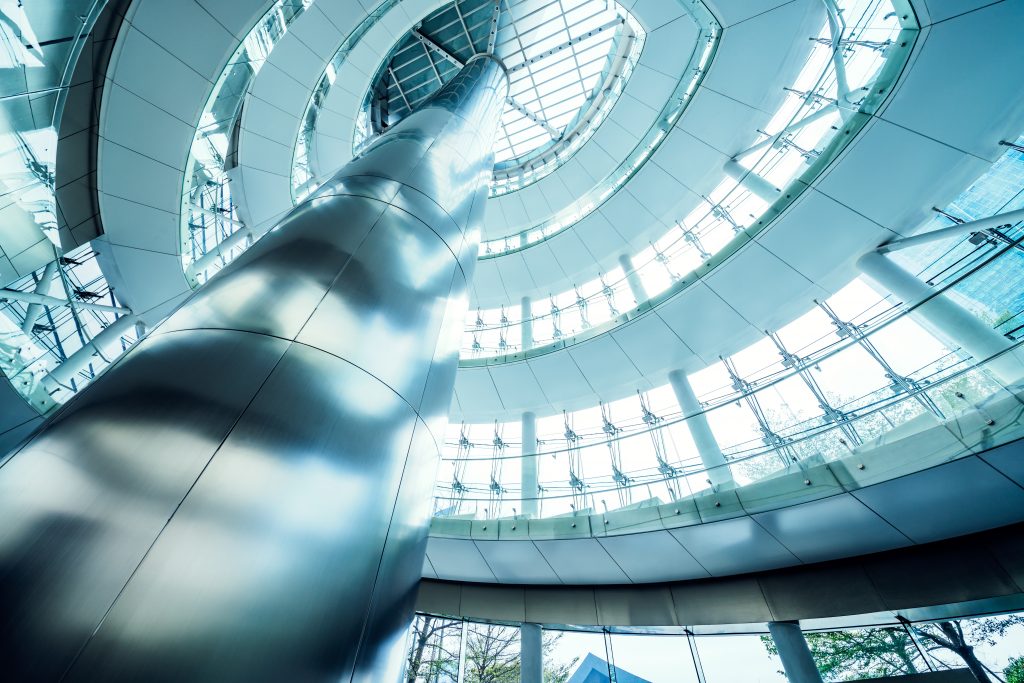 un edificio por dentro en forma de caracol donde se aprecian importantes vidrieras de color azul
