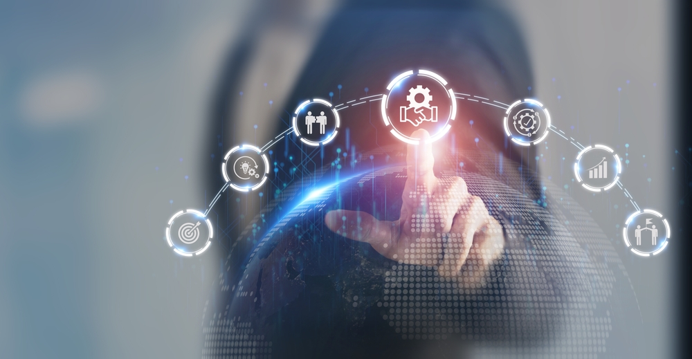 Una persona selecciona en un globo virtual un emoticono de una herramienta y unas manos cruzadas